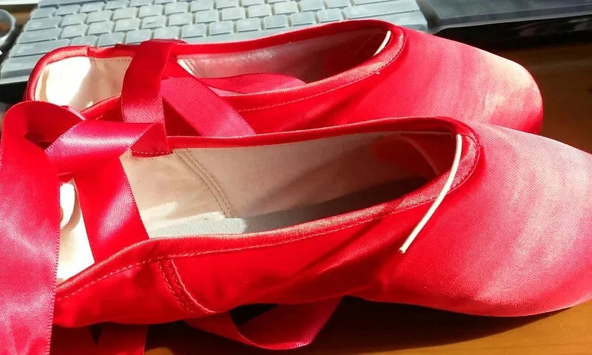 Bunte Spitzenschuhe für klassischen Tanz, Modell Concetta, Farbe Rot