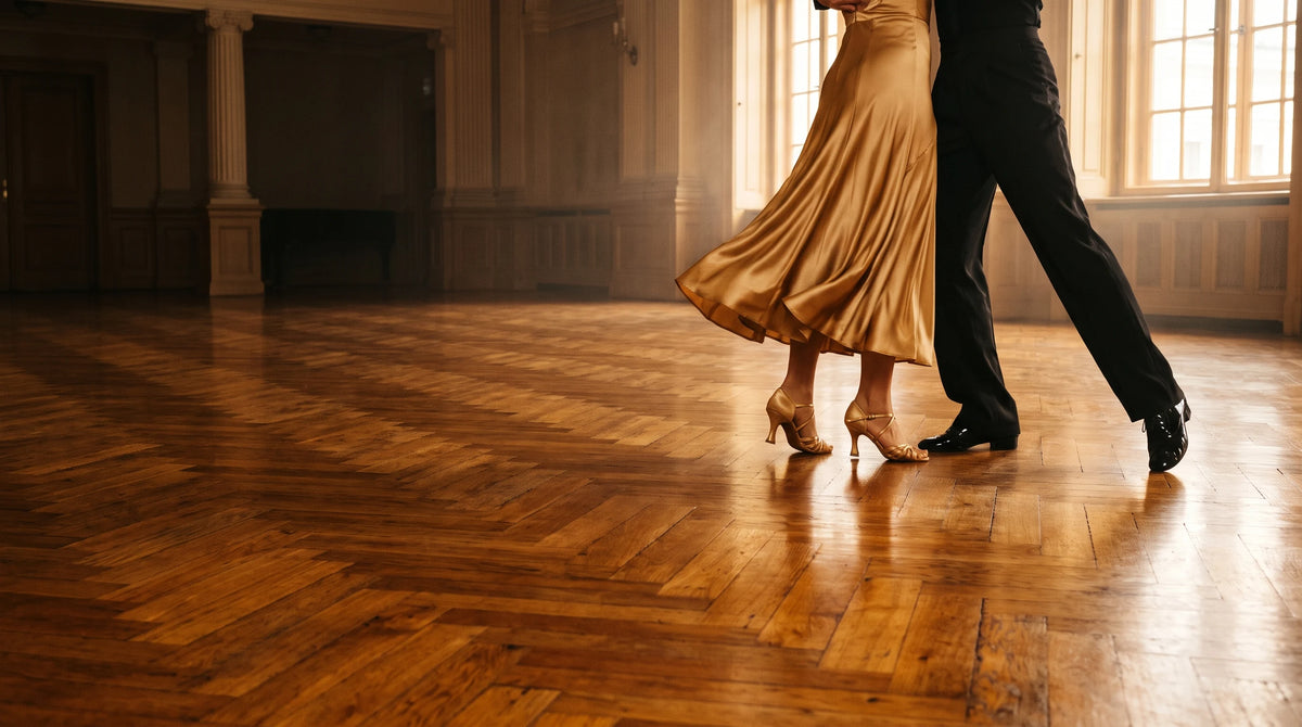 Couple dansant sur un parquet, chaussures de danse dorées