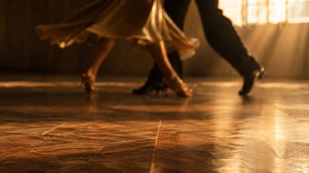 Tanzpaar auf dem Parkett eines Ballsaals, wehendes Kleid und Tanzschuhe